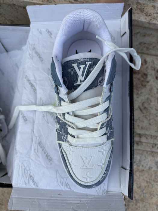 Adidasi noi in cutie