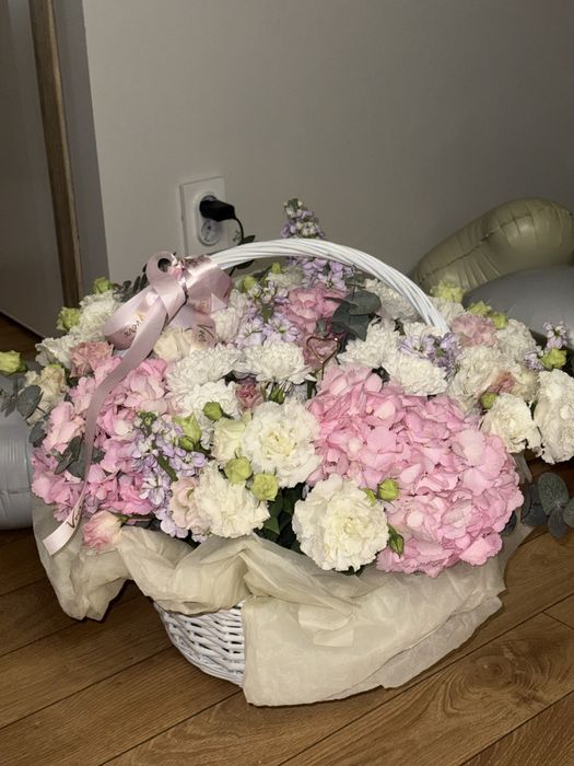 Продам 2 шт цветы в корзине