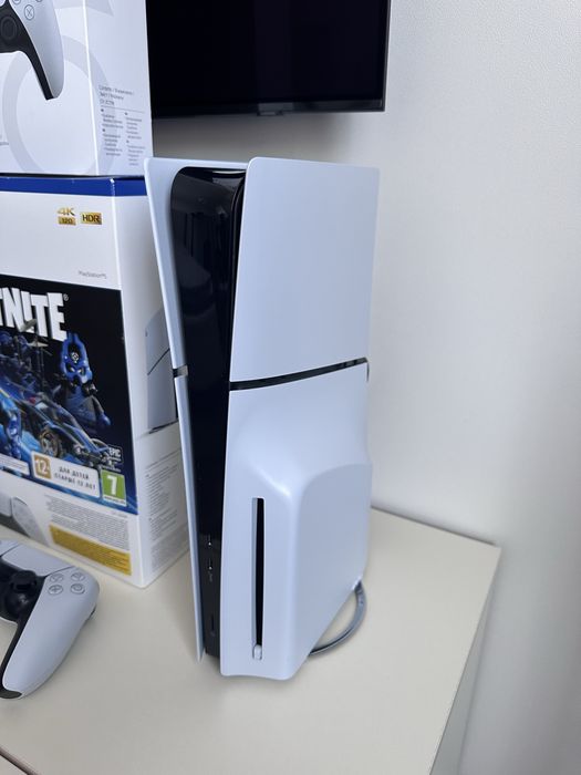 PlayStation 5 Slim/2 геймпада/10 игр/подставка