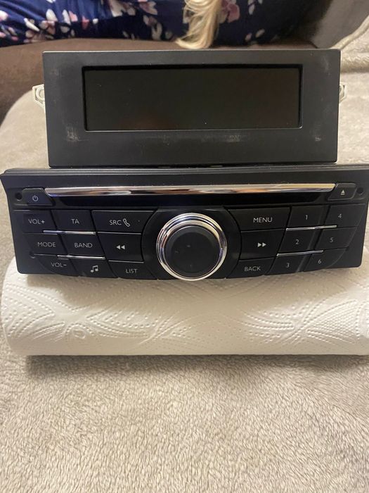 Radio cd cu rama si display peugeot 301 .