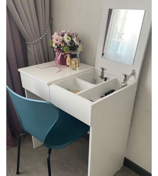 Туалетный стол с зеркалом