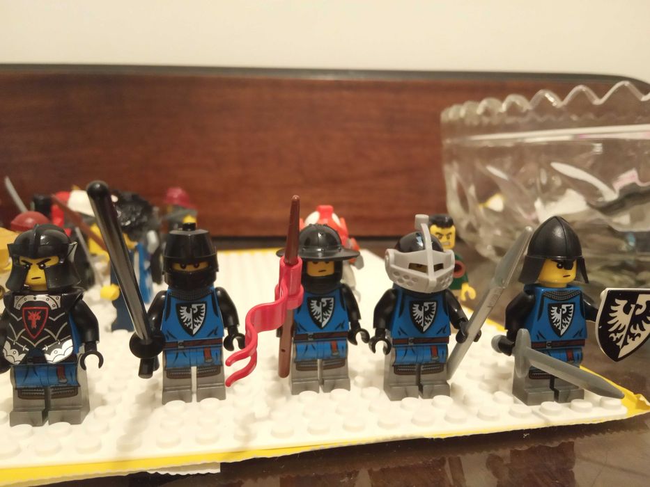 Cavaleri Lego Lion knights si black falcons si invitati