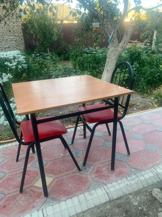 Стол и стулья новые