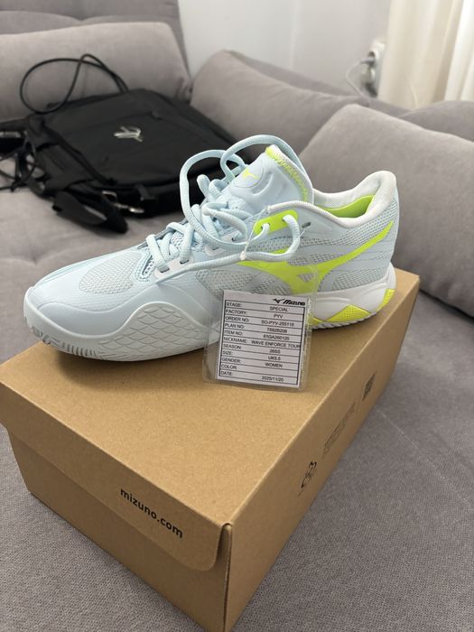Adidasi Mizuno tenis