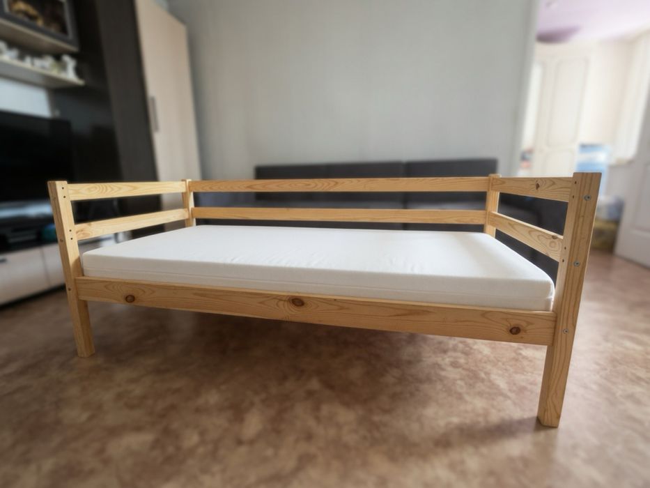Продам 2 Кровати (с матрасами)