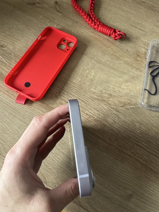 Iphone 14 с два кейса и зарядно