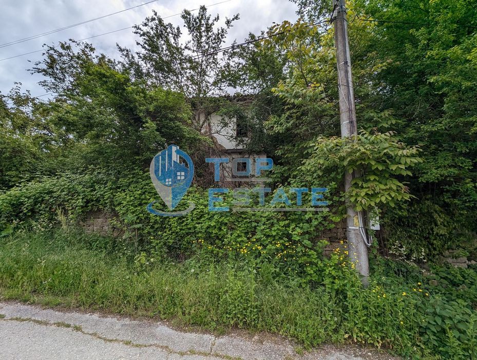 Стара двуетажна къща с голям двор в село Миндя