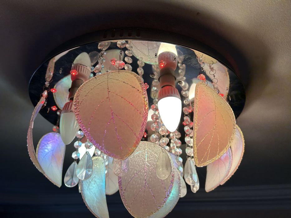 Продам люстру меняет свет