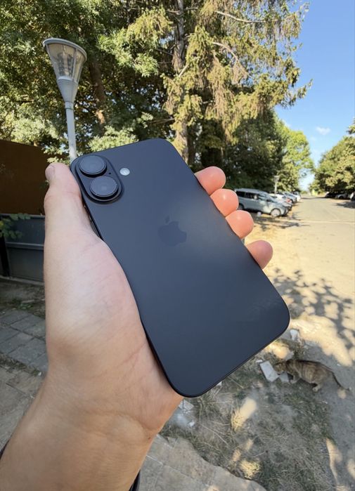 iPhone 16, 128GB, Черен – Отлично състояние, на 1 година