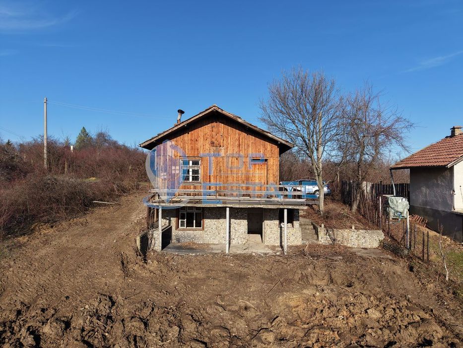 Двуетажна слънчева вила във вилната зона на град Бяла Черква