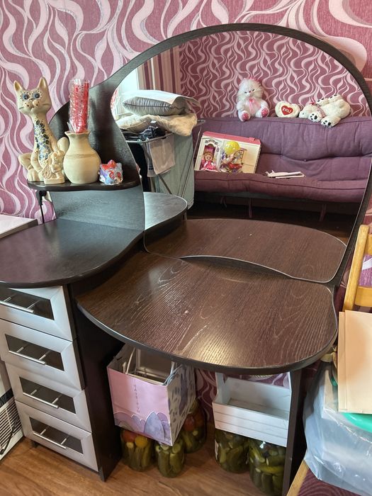 Продам туалетный столик