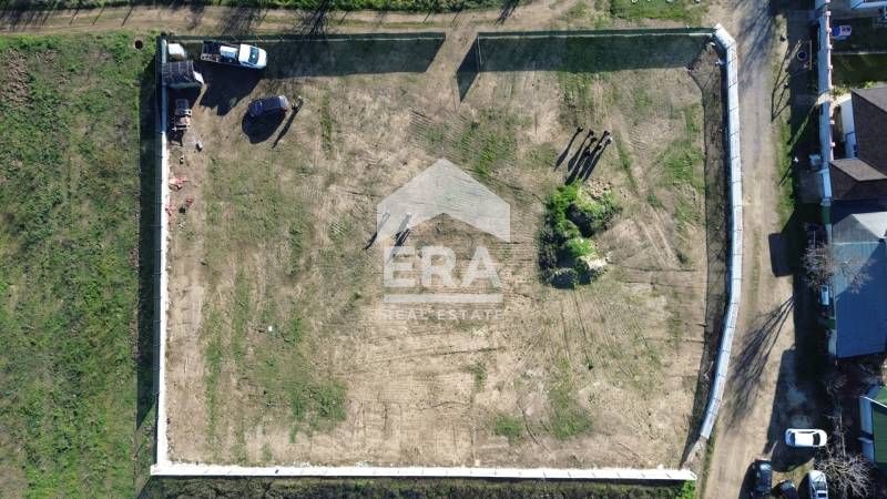 Двуетажна новострояща се къща за продажба, с двор и две паркоместа, в