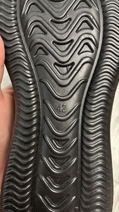 Продам кроссовки новые