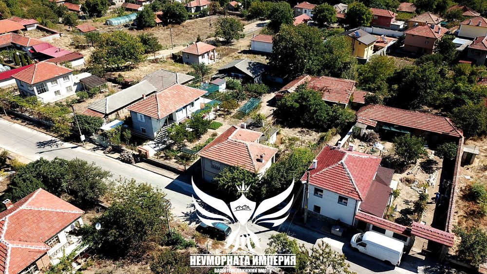 Продавам двуетажна вила/къща 140РЗП с 760кв.м. двор село Новаково