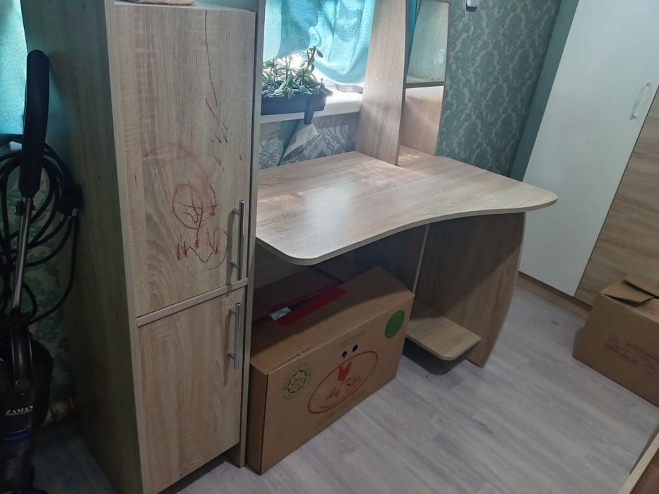 Письменный стол, а хорошем состояний