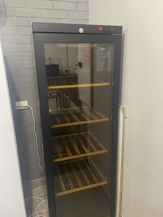 Холодильник витринный стильный