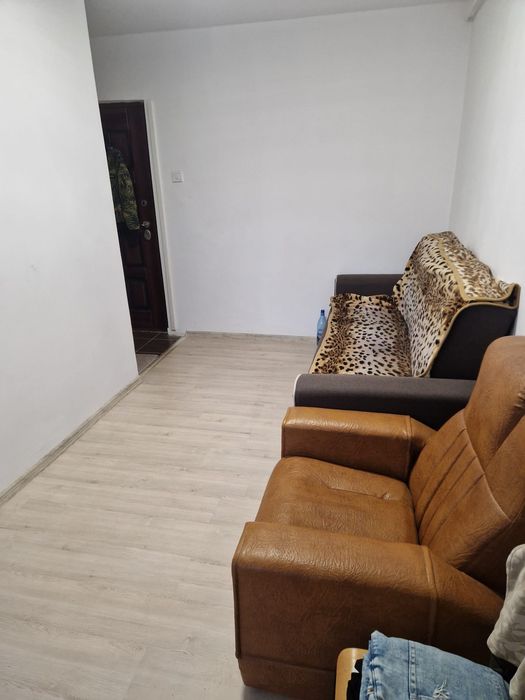Garsoniera piața Reșița etaj 3 ,balcon mare preț 29000 euro