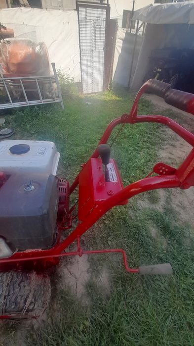 Продавам роторен снегорин с двигател Торо 15 к.с.