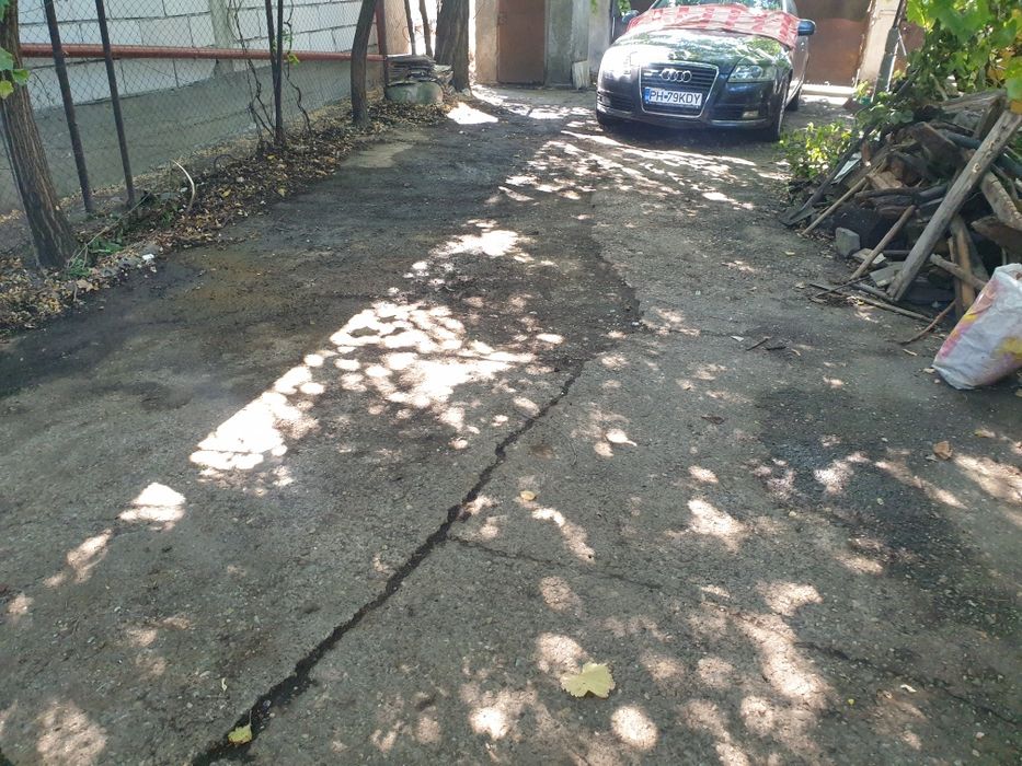 Vând casa batraneasca+teren  ( 600m2) formata din 5 camere ,garaj ,anexa ,necesita renovare  ,zona obor ,preț 67 mii negociabil triumfului 15 Focșani