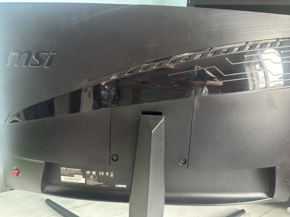 Продавам счупен монитор 144hz.