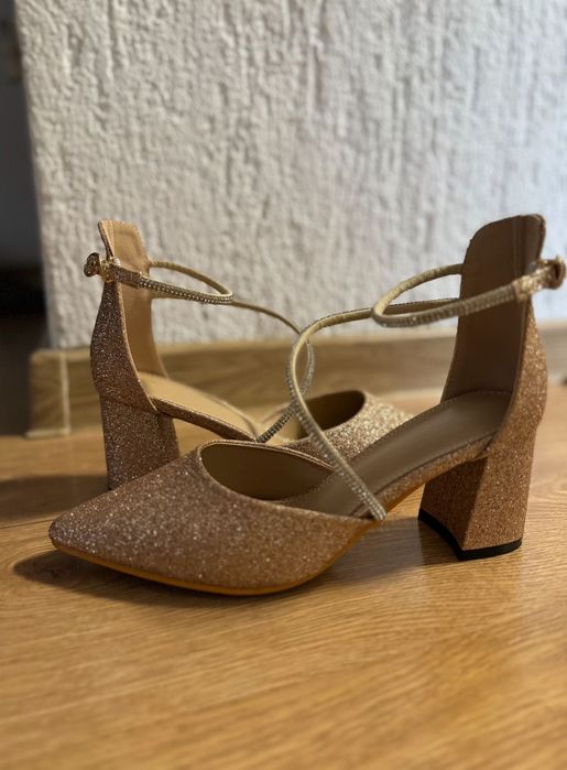 Блестящи обувки нови