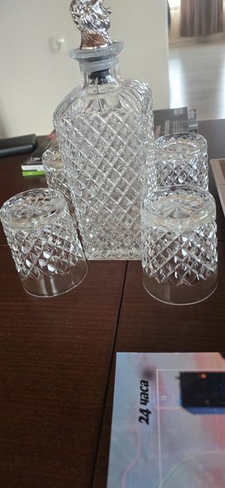 Комплект чаши , гарафа с тапа лъв