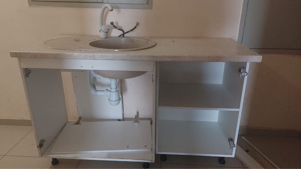 Шкаф с мойкой в рабочем состоянии