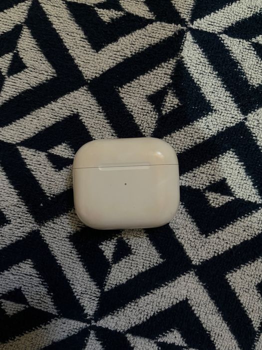 Продам кейс оригинал airpods 4