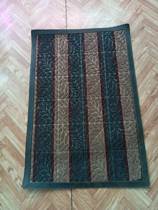 Коврик прорезиненный для прихожей.