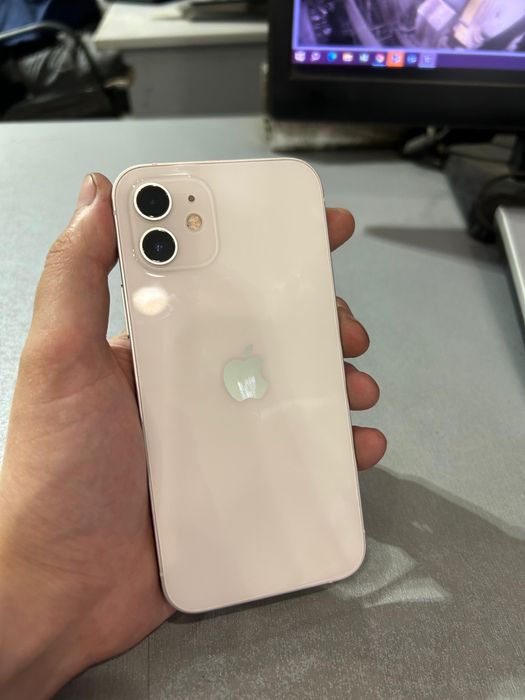 Продам iPhone 12.