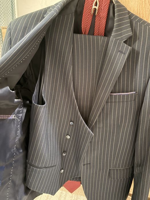 Продам костюм тройку