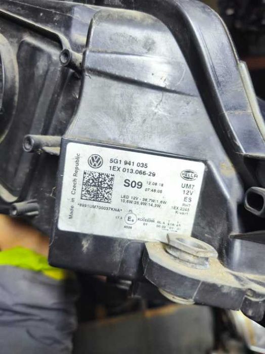 Far stanga golf 7 full led cod 5g1941035 cu mic defect pe plexid