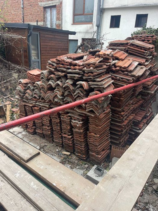 Продавам използвани керемиди, намират се в центъра на град Царево