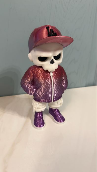 Дизайнерска фигурка "Urban Skull" – Скелет с преливащи цветове