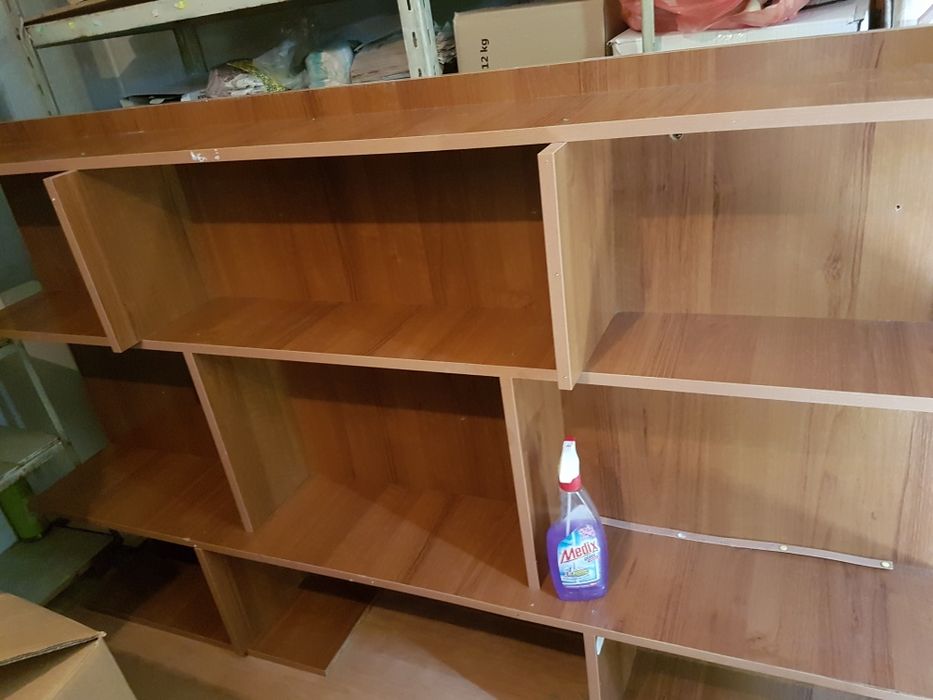 Продавам  голям дървен рафт,за окачване на стена
