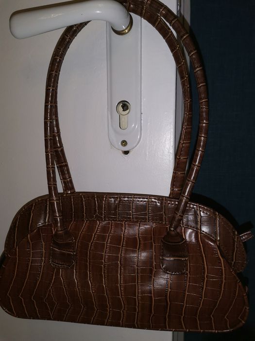 Малка кафява чантичка