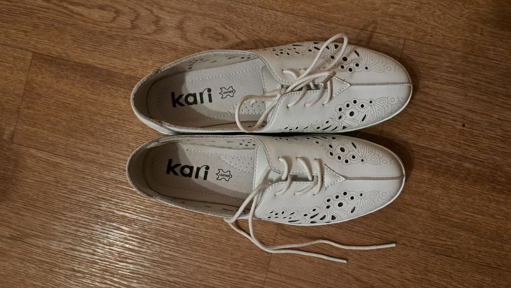 Продам женские ботинки