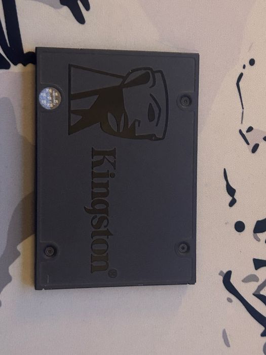 SSD kingstone 240 de gb + cablu de conectare