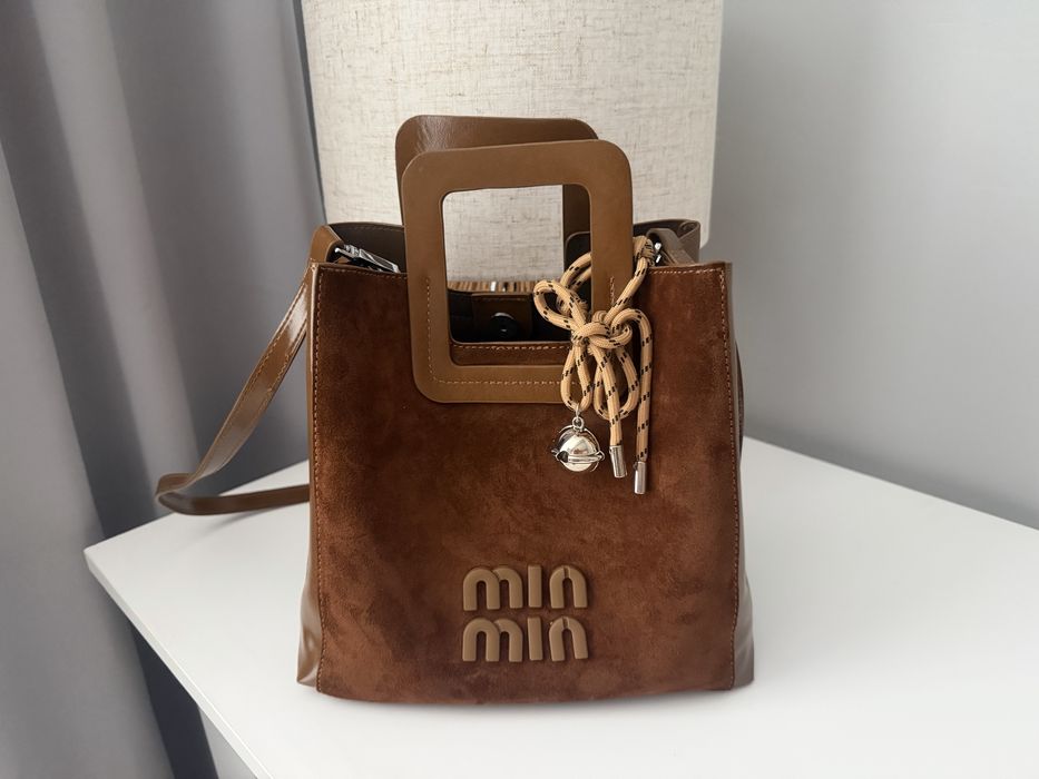 Чанта в кафяв цвят в комбинация от естествен велур