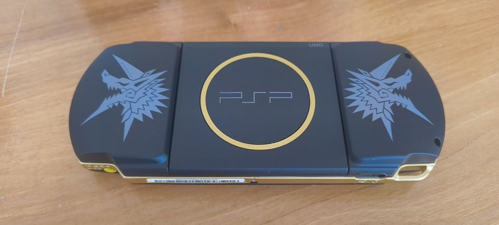Vând psp 3000 series Monster Hunter Limited Edition  modat