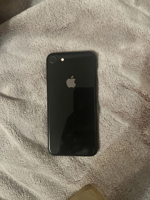 Продавам iphone 8 намален
