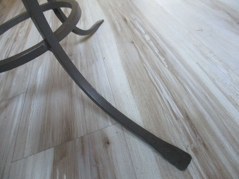 Стилна коктейлна маса от ковано желязо със стъклен плот