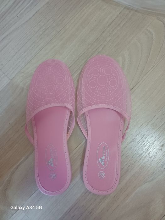 Нови розови чехли на Мегиас