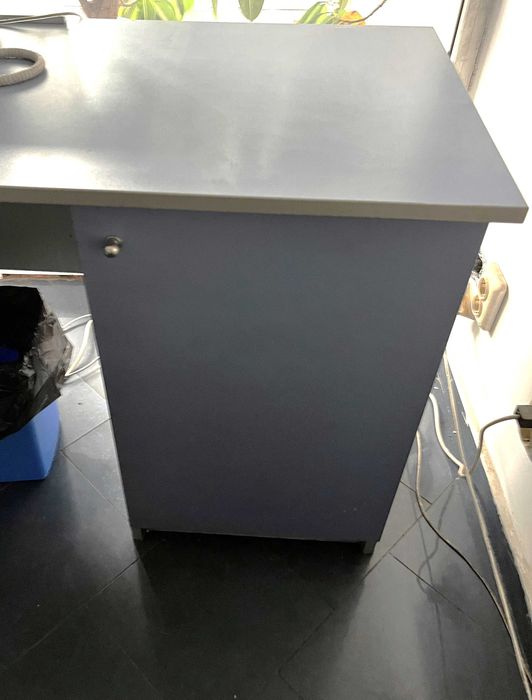 Секретарско бюро + шкаф за офис техника + подарък