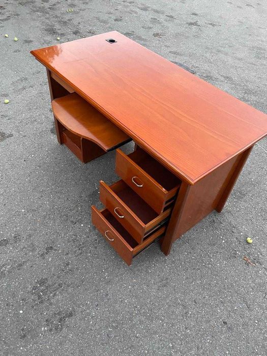 Стол письменный в прекрасном состоянии для дома или офиса. Kaspi RED