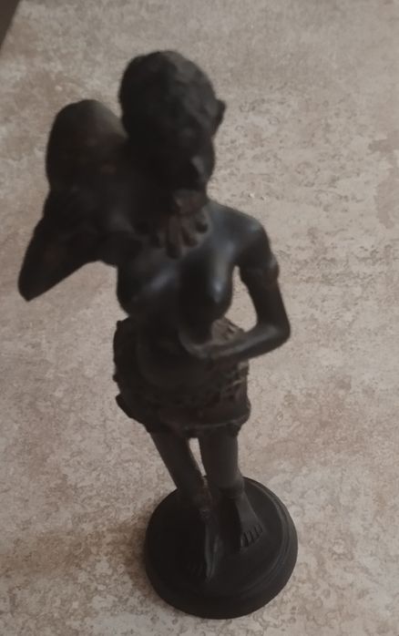 Статуетка на негърка