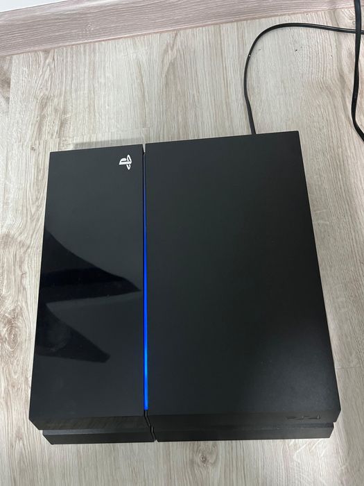 Vand PS4 cu un controler