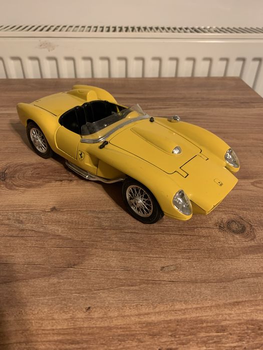 Machete Ferrari scara 1:18
