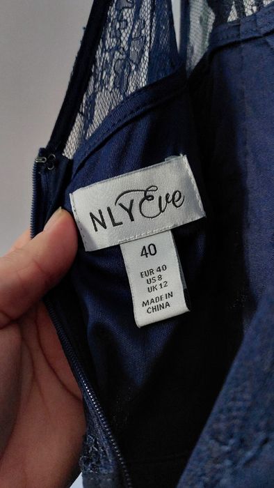 Официална рокля с лека забележка