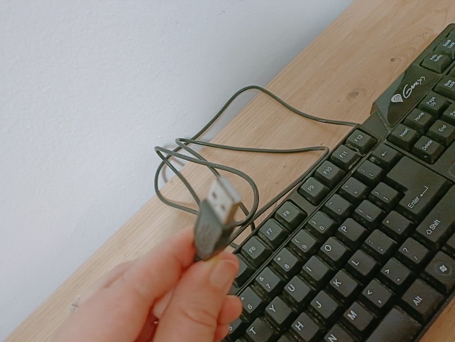 Vând tastatura Genesis